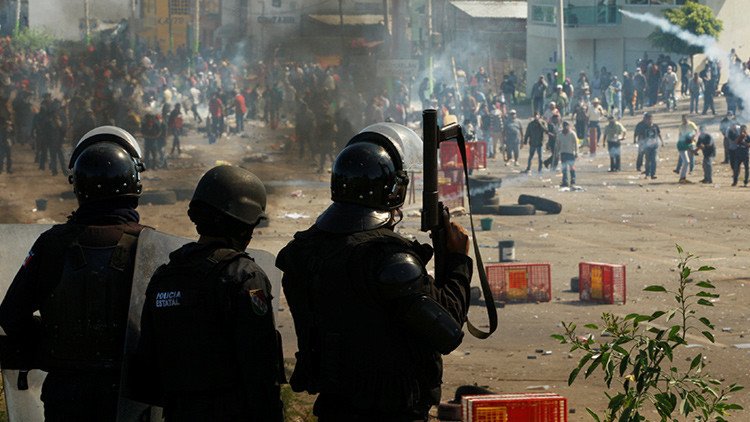 ¿Guerra en México? No, es la Policía disparando contra los maestros (VIDEO, FOTOS)