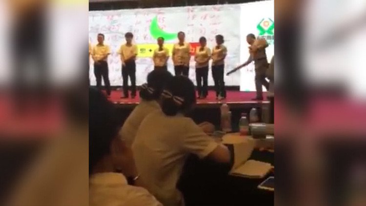 VIDEO: Empleados de un banco chino, azotados en público por mal desempeño en el trabajo
