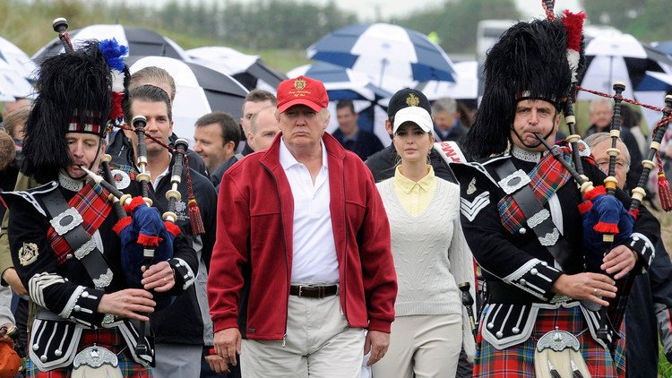 Un pueblo de Escocia recibe a Donald Trump con la bandera mexicana