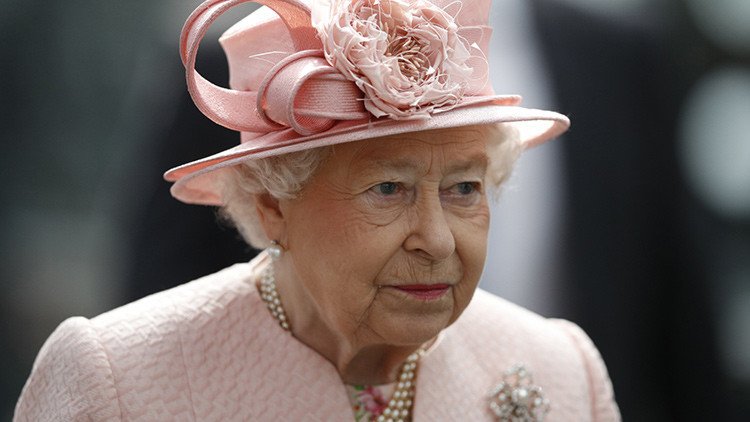 Isabel II pide a sus invitados "tres razones por las que Reino Unido debe permanecer en la UE"