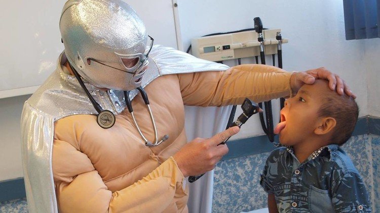 Conozca al médico mexicano que combate la leucemia infantil disfrazado de superhéroe