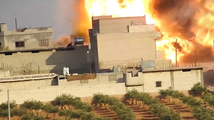 VIDEO: Terrorista suicida del EI embiste un coche bomba contra una posición kurda en Siria