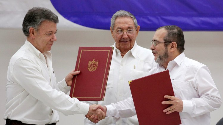 Este fue el singular regalo que Santos le entregó a 'Timochenko' tras el acuerdo de paz (fotos)