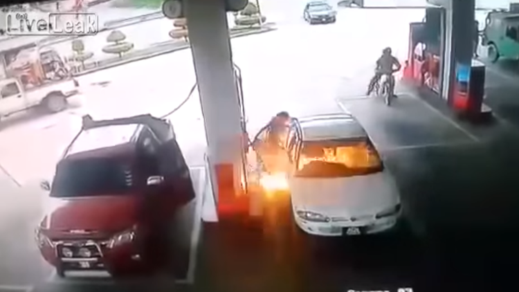 Un niño juega con un mechero en una gasolinera, incendia un coche y termina en el hospital