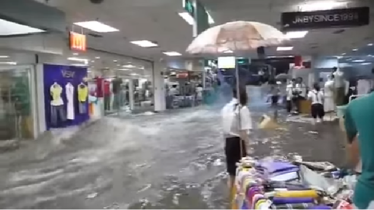 Lluvias provocan inundación y caos en un centro comercial chino