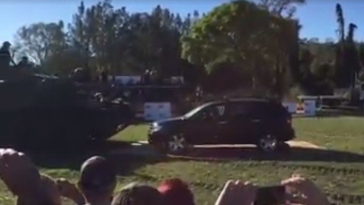 Un senador australiano aplasta un coche con un tanque