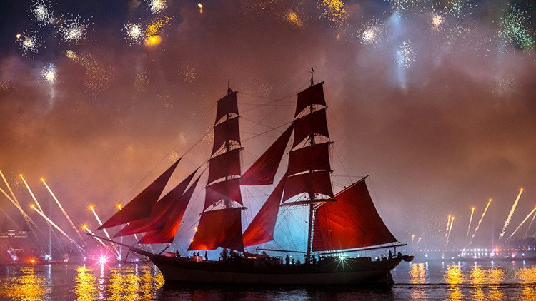 Velas Escarlata alumbra San Petersburgo con vistosos fuegos artificiales (Video)