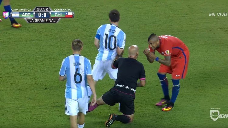 Messi hace caer al árbitro durante la final de la Copa América