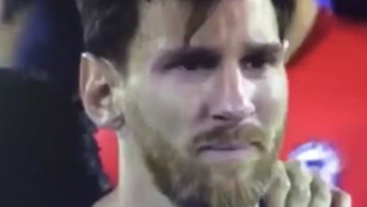 Messi llora tras perder ante Chile la final de la Copa América 