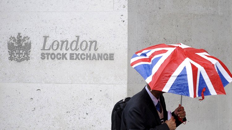 El desplome en la Bolsa de Londres hace temblar a gigantes bancarios, aerolíneas e inmobiliarias