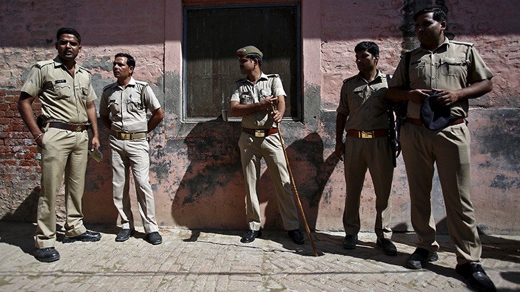 India: Dos policías se pelean violentamente por un soborno en público (video)