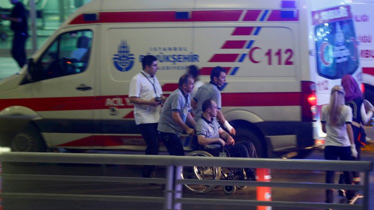 PRIMERAS IMÁGENES: Decenas de muertos, heridos y caos en el principal aeropuerto de Turquía