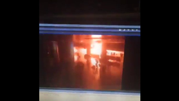 Video: Cámaras de seguridad captan el momento exacto de la explosión en el aeropuerto de Estambul
