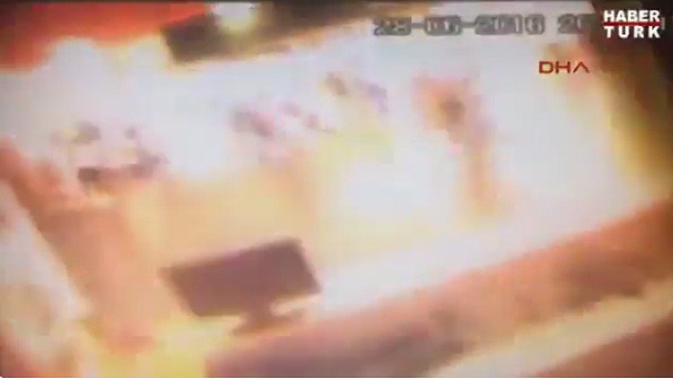 Aterrador video muestra el momento en que un terrorista se inmola en el aeropuerto de Estambul (18+)