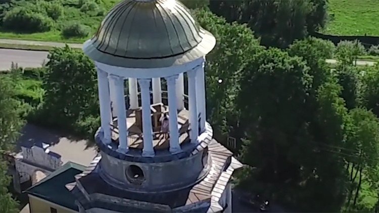 Graba una iglesia con un drone y capta una escena de sexo
