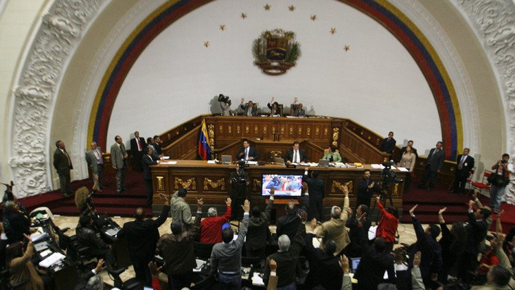 ¿Quién disuelve a quién?: La pugna entre la Asamblea y el TSJ en Venezuela