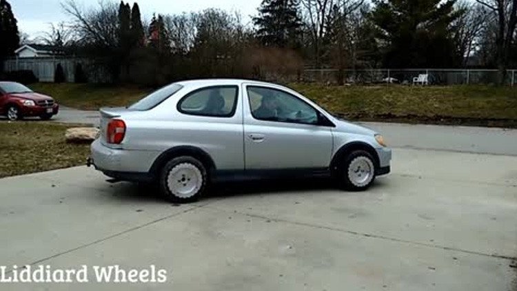 Video: Las ruedas que hacen girar un coche en cualquier dirección