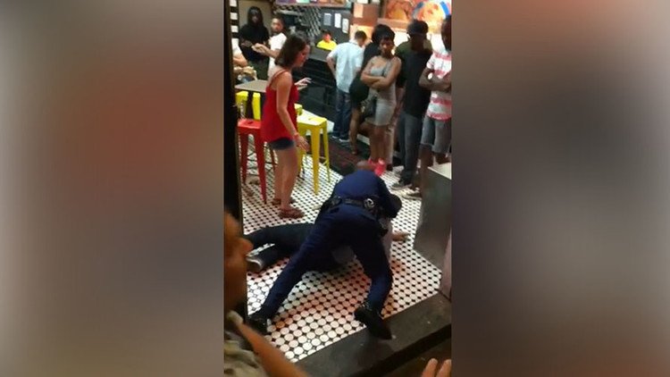 ¿Vale todo? Un violento arresto al estilo lucha libre