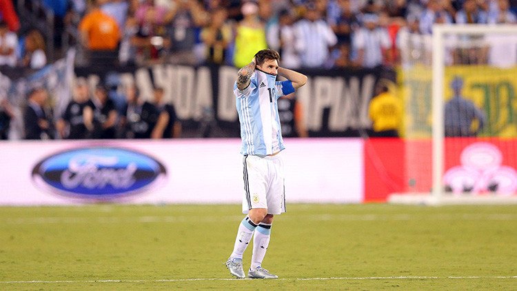 Messi solo contra el mundo: la foto que explica la derrota de Argentina en  la Copa América