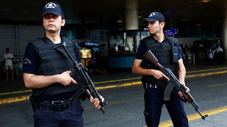Difunden el video de uno de los terroristas de Estambul disparando contra un policía