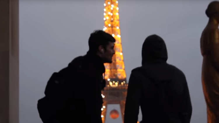 Dos rusos escalan la torre Eiffel sin equipo de protección