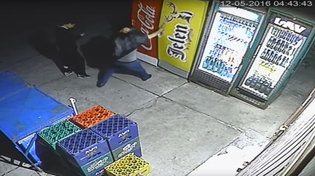 Trata de robar cerveza y el karma le pega instantáneamente