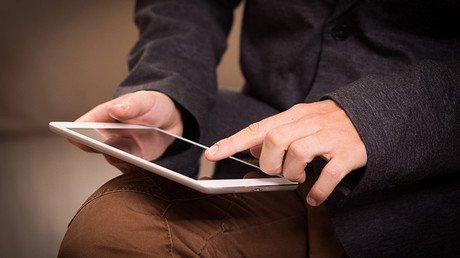 España: Un colegio impone sustituir los libros por iPads a niños de 12 años