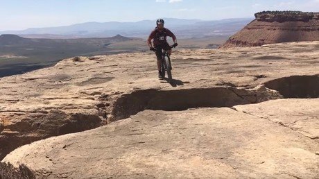 Un ciclista, a punto de caer al vacío de la forma más tonta