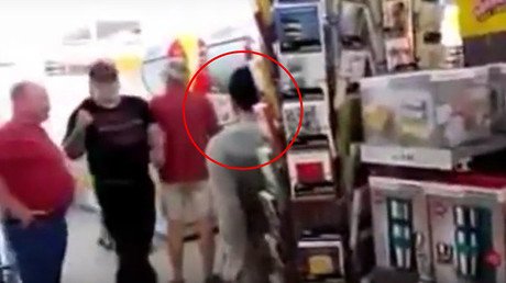 Video: Atan a un árbol a un refugiado enfermo mental por robar una botella de vino en Alemania