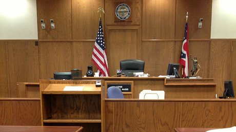 EE.UU.: Un hombre se lanza sobre el asesino de su hija al verle sonreír en el juicio (video)