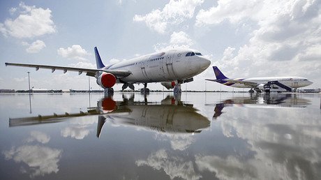 ¿Acusan el déficit de turistas rusos? Sumergen un avión en Turquía para impulsar el turismo (foto)