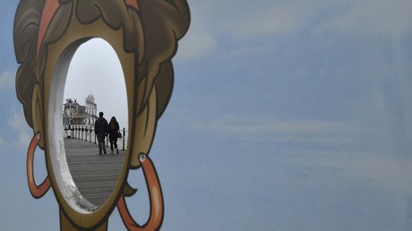 Las parejas felices ven feos a los demás