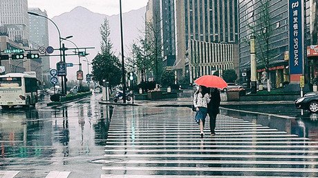 "Creo en el destino": Una novia china halla a su madre en una foto de su novio tomada hace 16 años