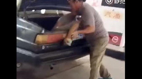 Golpea a una mujer, la encierra en el maletero del coche y nadie interviene