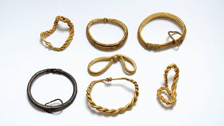 Realizan en Dinamarca el mayor hallazgo de oro de la época vikinga