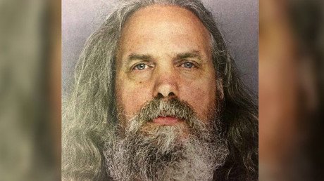 ¿Quién es el agresor sexual que vivía con 10 niñas y dos bebés?