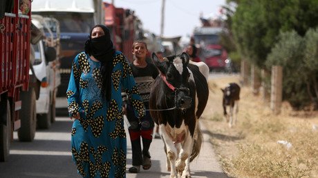 Miles de civiles escapan del Estado Islámico en la ciudad siria de Manbiy (video)