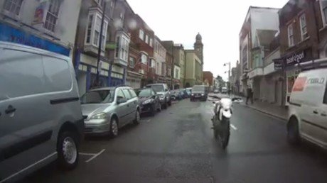 Extraño accidente: un hombre se cae de la moto y esta sigue avanzando