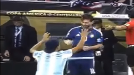 Lo que no mostró la televisión: el fan que se arrodilló ante Messi