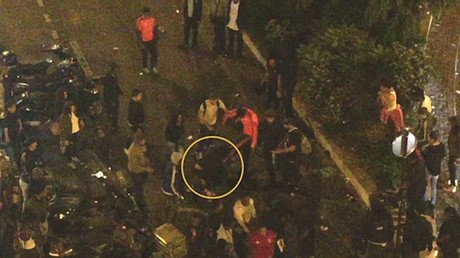 Violencia gratuita en Paris: Una mujer pide ayuda a gritos mientras la golpea una multitud (Video)