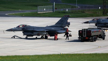 EE.UU.: Dos cazas escoltan a un avión en aterrizaje de emergencia por un pasajero problemático