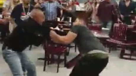 Una discusión por 'chips' y salsa en un restaurante mexicano termina en una batalla a sillazos