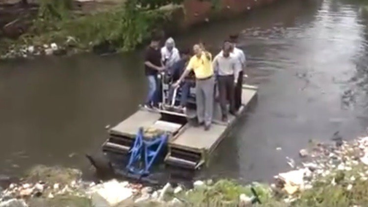 El alcalde que más ‘se moja’: prueba una nueva máquina y casi se ahoga