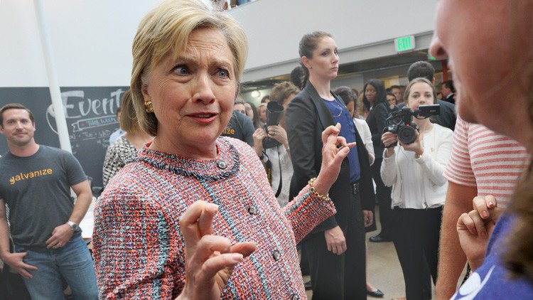 Hillary Clinton da al FBI una "entrevista voluntaria" sobre el escándalo de los correos electrónicos