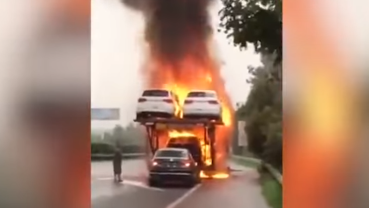 Un conductor logra rescatar un coche desde un camión remolcador en llamas