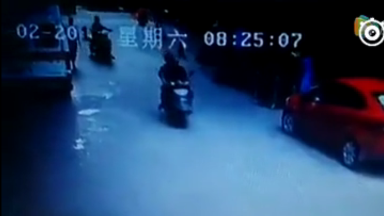 China: Un suicida se lanza desde el tercer piso y aterriza sobre un motociclista
