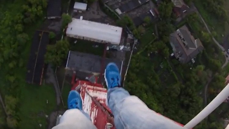 Video: Vertiginosa escalada de dos rusos a una torre de TV de 196 metros para saludar al sol