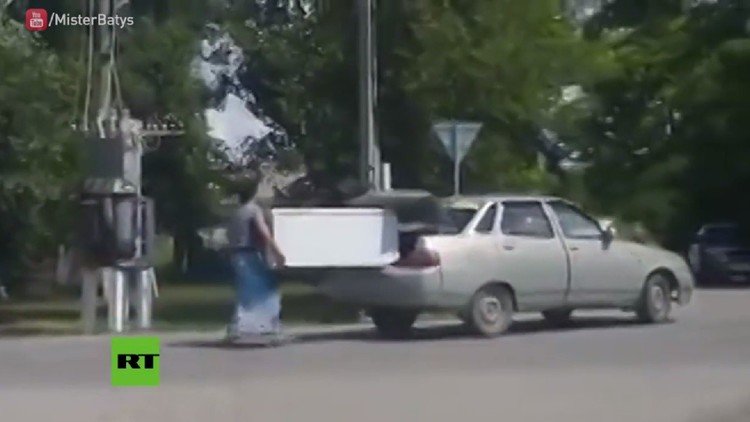 ¿Cómo transportar una nevera? El estilo kazajo sorprende a los internautas