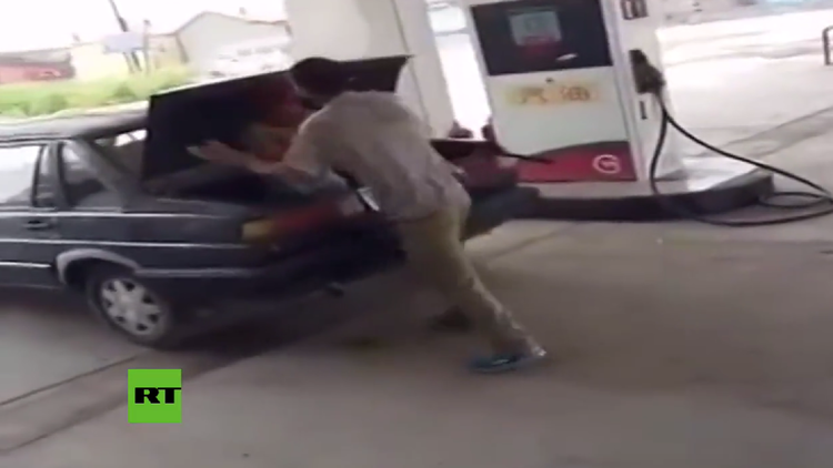 Un hombre golpea a su esposa y la mete en el maletero de su coche en plena gasolinera 