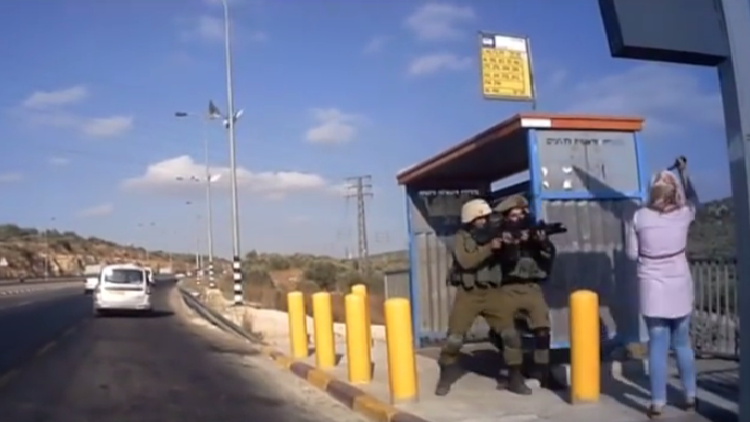 Soldados israelíes disparan a una mujer palestina que intentó apuñalarlos